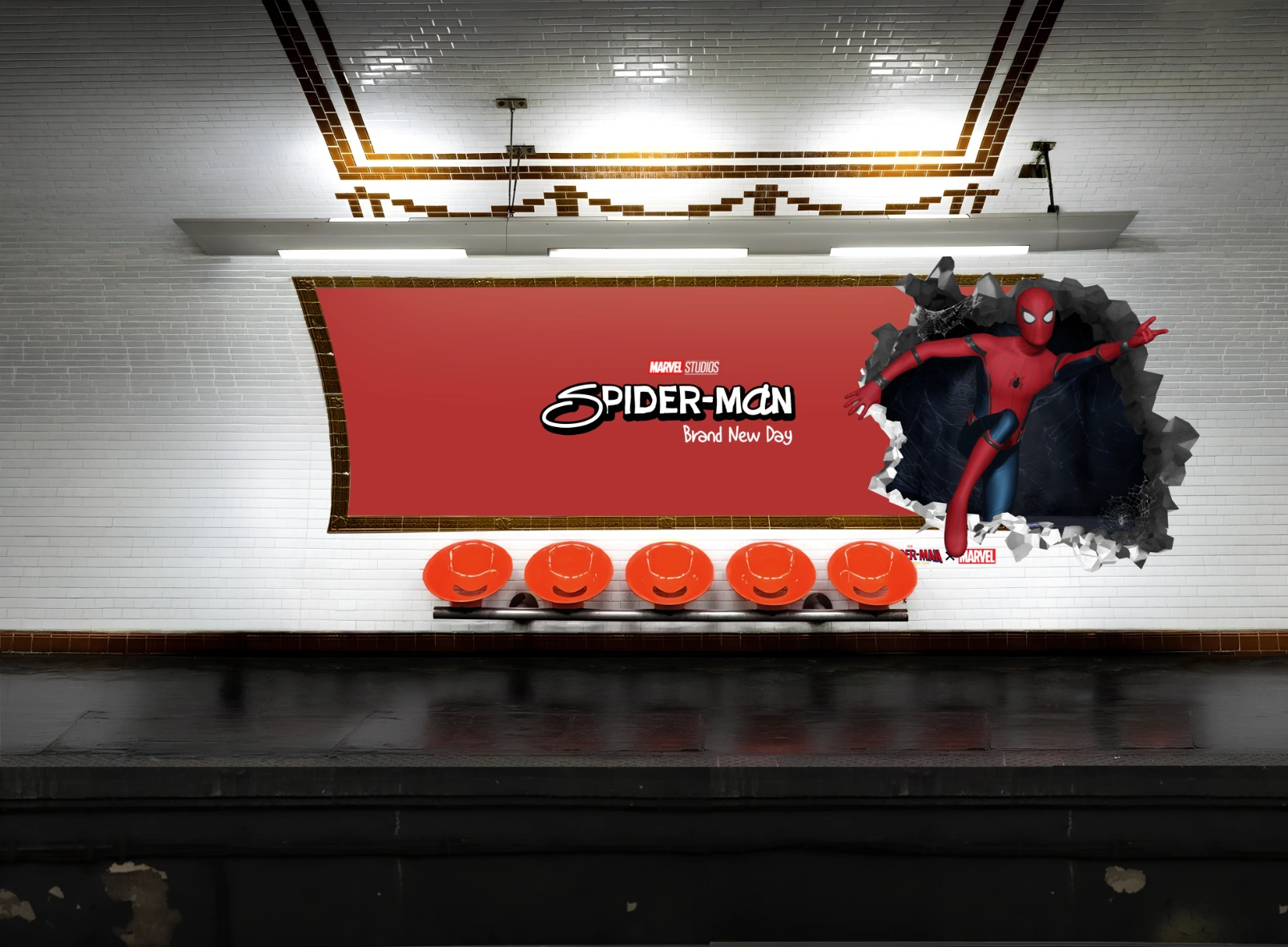 Mise en situation dans une station de métro : Spider-Man traverse un panneau d’affichage rouge