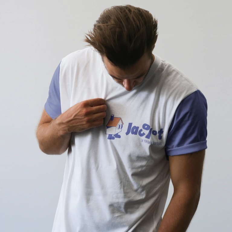 Logo Jac’pot imprimé sur un tee-shirt blanc aux manches bleues