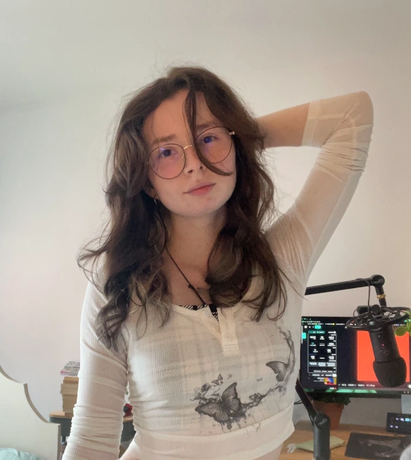 Portrait de Luna, graphiste et motion designer de Lupika Studio